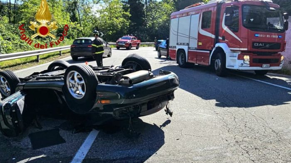 Auto si ribalta sulla Cremosina: ferito il conducente